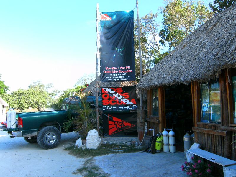 Dos_Ojos_Dive_Shop_outside_small