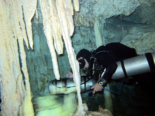 Diver on sidemount