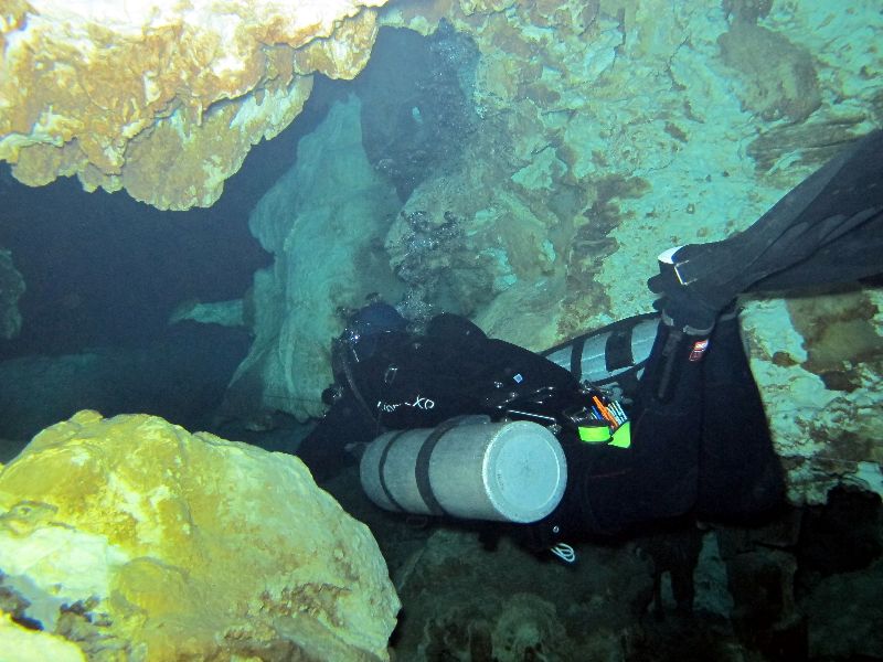 Diver on sidemount